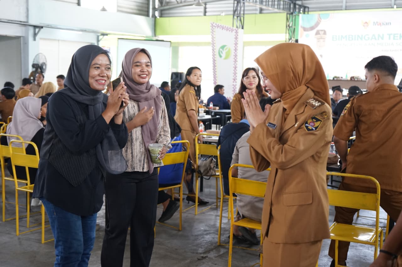 HARUS KREATIF: Wali Kota Vinanda Prameswati menyapa para admin medsos yang jadi ujung tombak penyebarluasan program Pemkot Kediri di media sosial.