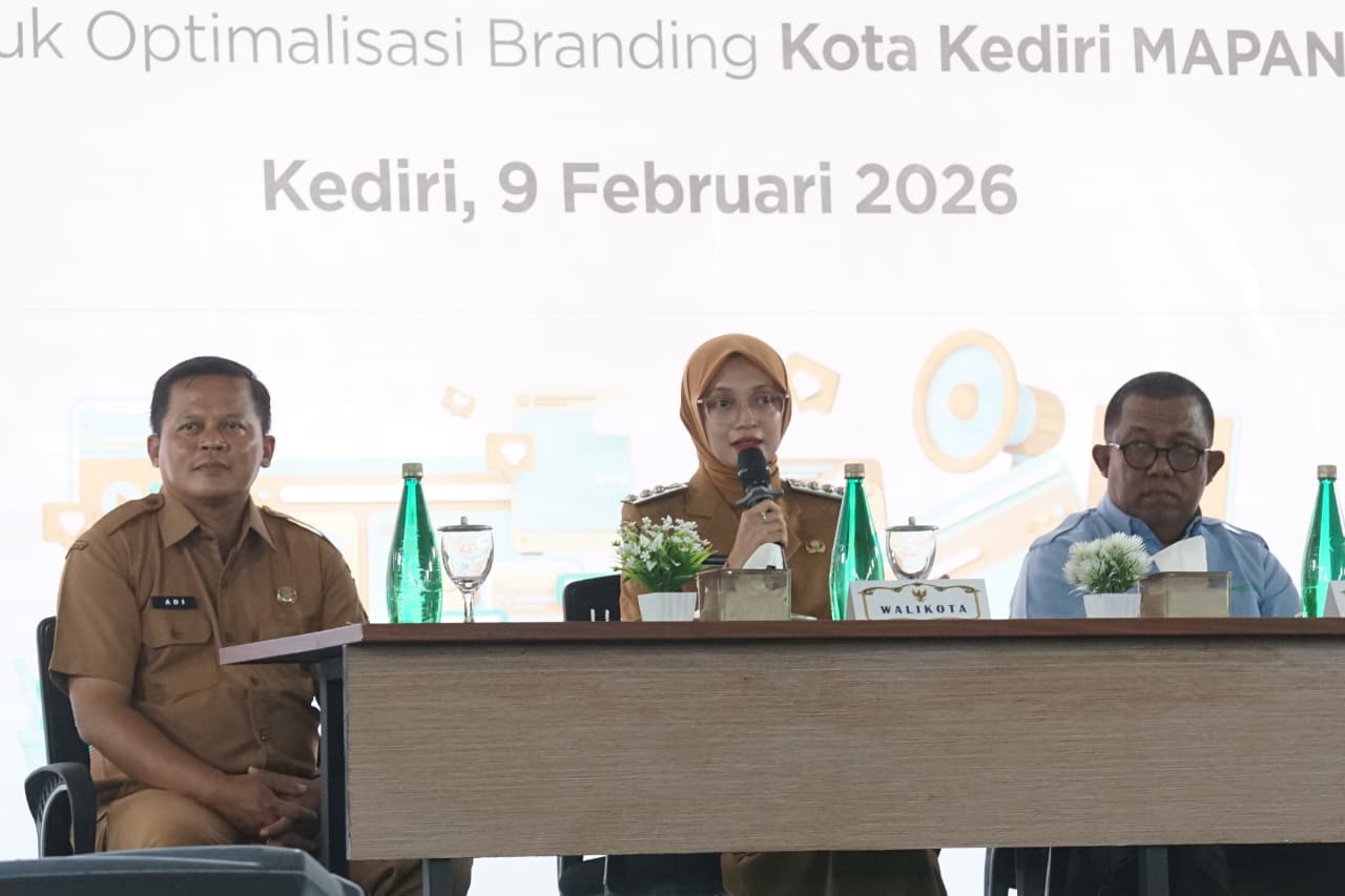 MELEK MEDSOS: Wali Kota Kediri Vinanda Prameswati (tengah) memberikan arahan kepada admin medsos OPD dan karang taruna yang mengikuti bimtek pada Senin (09/2) di food court lantai 2 Pasar Setonobetek.