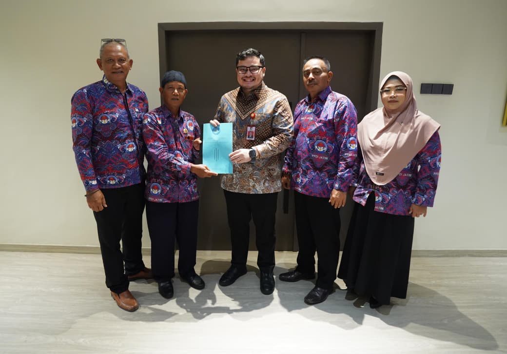 AKOMODATIF: Bupati Kediri Hanindhito Himawan Pramana (tengah) bersama para pengurus PPDI Kabupaten Kediri usai mengikuti audiensi di ruang kerjanya kemarin.
