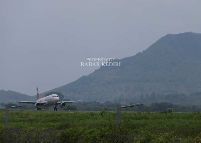 Penerbangan di Bandara Dhoho Kediri kembali beroperasi sejak 10 November 2025. Adanya bandara jadi salah satu penggaet pelancong asing ke Kediri (Foto: Wahyu Adji)