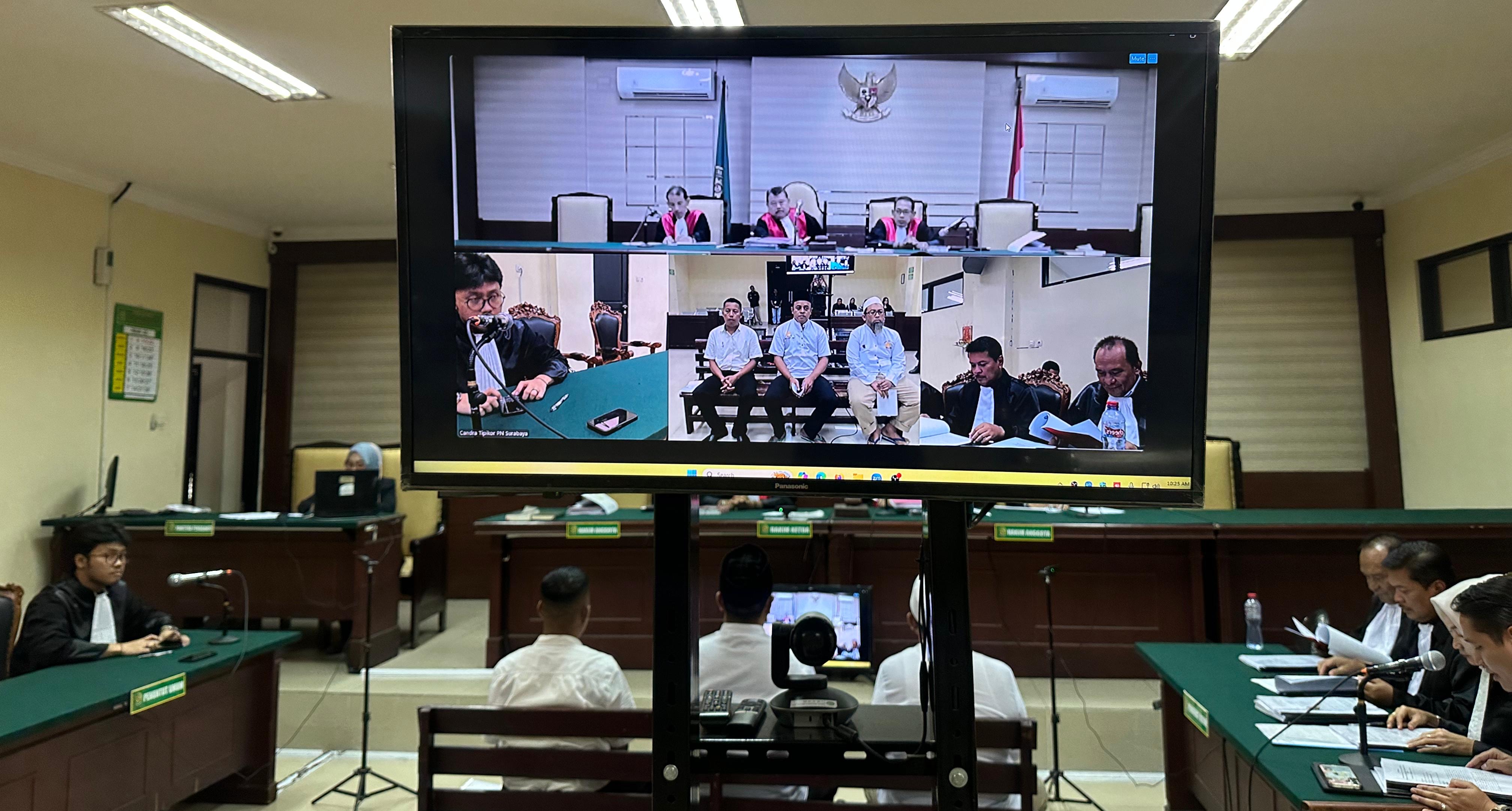 Para terdakwa jalani persidangan di PN Tipikor Surabaya. Mereka lakukan pledoi. (Foto: Kejari Kabupaten Kediri)