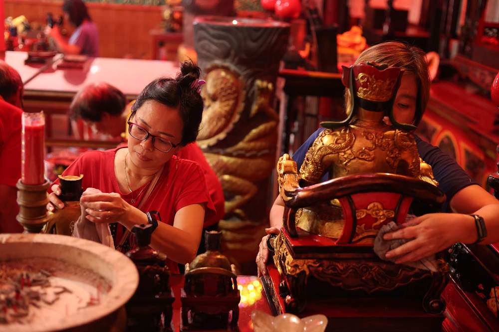 Umat melaksanakan pembersihan pada rupang dan altar Kelenteng Tjoe Hwie Kiong, Rabu (11/2). Pembersihan altar menjadi tahap awal persiapan jelang Tahun Baru Imlek yang jatuh pada 17 Februari.