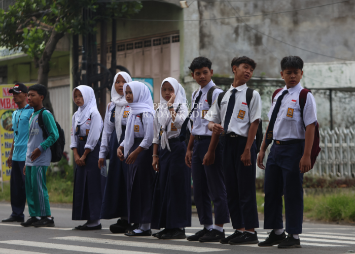 Ilustrasi siswa sedang berangkat sekolah. Dinas Pendidikan (Disdik) Kabupaten Kediri memperpanjang masa pendaftaran Home Visit anak tidak sekolah (ATS) Awards 2026. (Foto: Wahyu Adji)