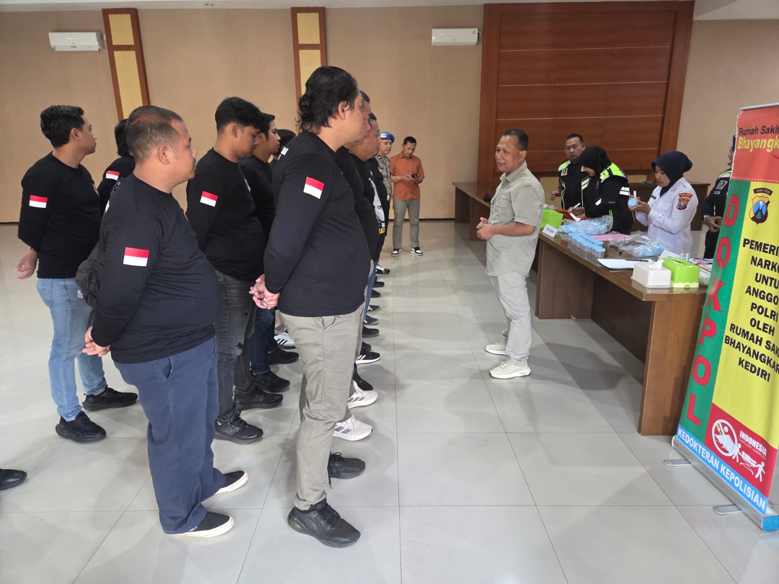 Satresnarkoba jalani tes urin (Foto: Humas Polres Kediri)
