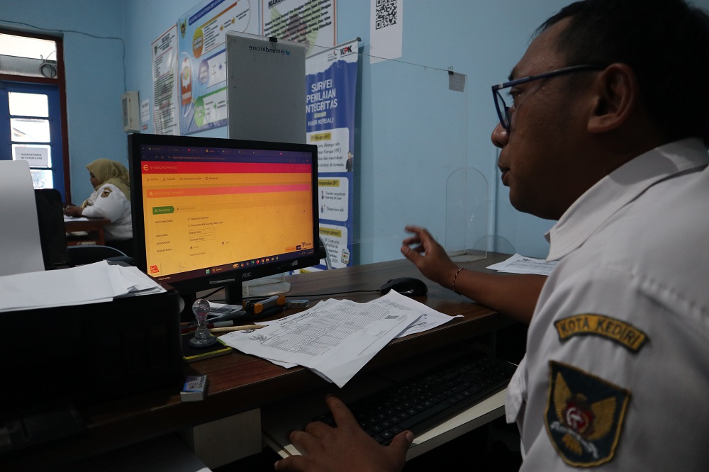 Petugas Dinas Sosial Kota Kediri memproses pengajuan reaktivasi BPJS PBI yang dinonaktifkan Kemensos, Rabu (11/2). Dinsos sebut pengaktifan kembali kartu BPJS bisa selesai dalam satu hari.