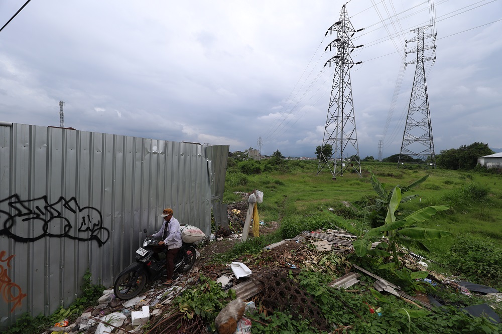KOSONG Seorang pemotor berada di lahan yang akan dibangun gedung DPRD Kota Kediri.