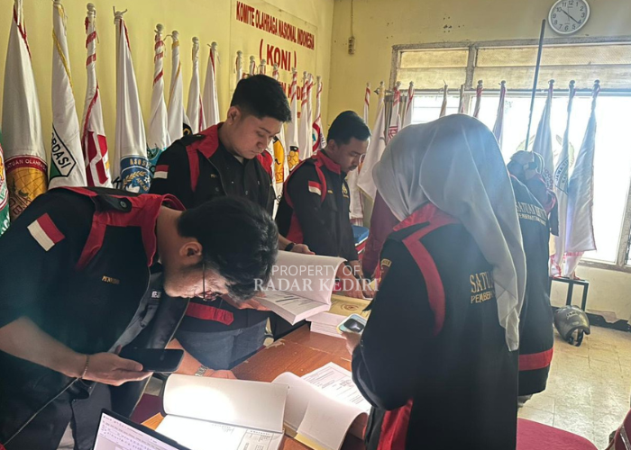 Tim penyidik Pidsus Kejari Kabupaten Kediri lakukan penggeledahan di Kantor KONI Kabupaten Kediri. (Foto: Dokumen Kejari Kabupaten Kediri)