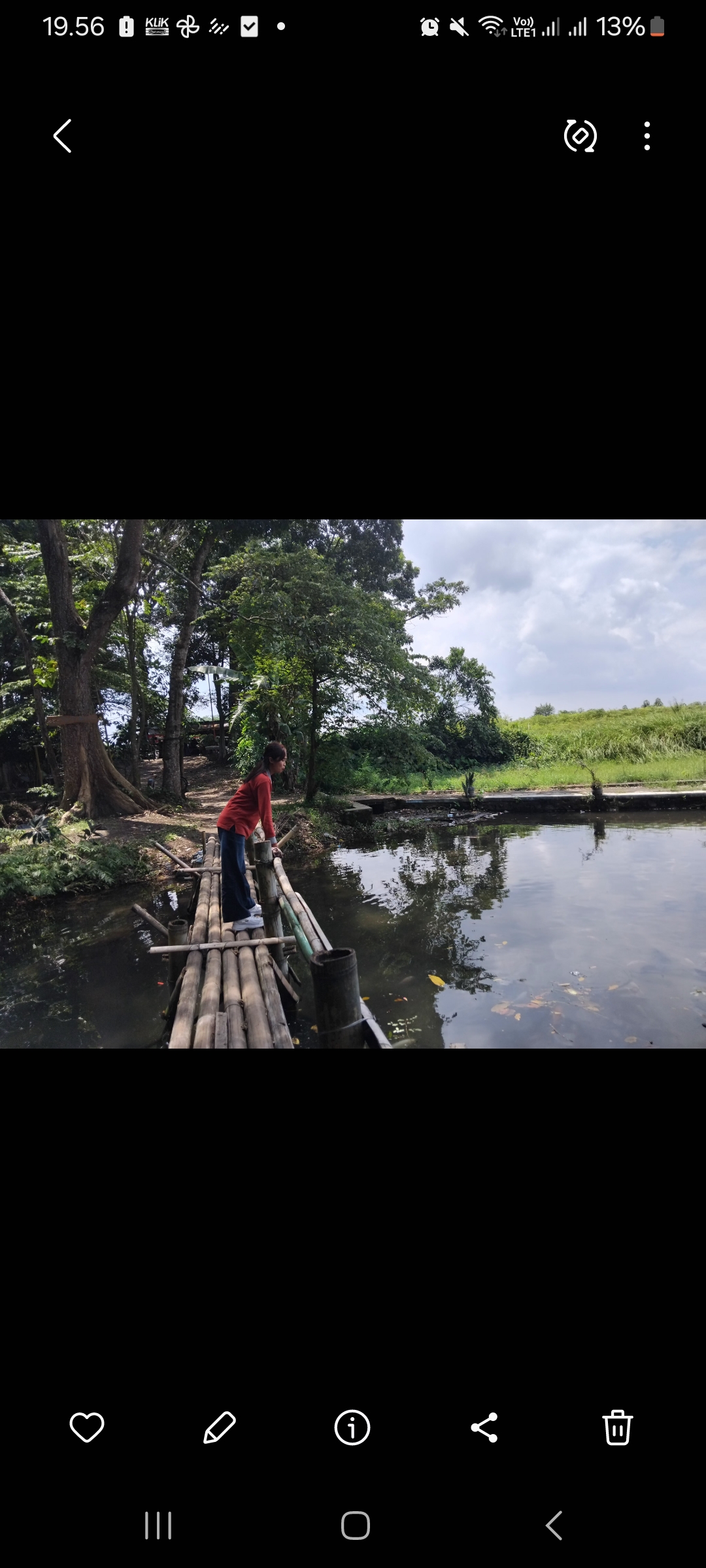 Pengunjung menikmati suasana teduh di Sumber Tirto Kajar (Diana Yunita)