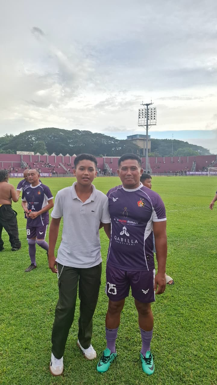 LEGENDA: Agus Susanto saat mengikuti laga amal untuk almarhum Kuncoro di Stadion Brawijaya (Dok. Agus Susanto)