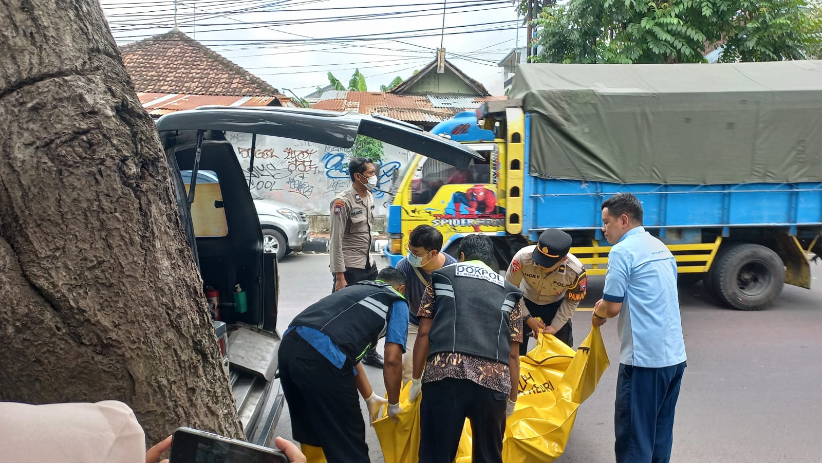 Petugas mengevakuasi jenazah korban ke RS Bhayangkara.