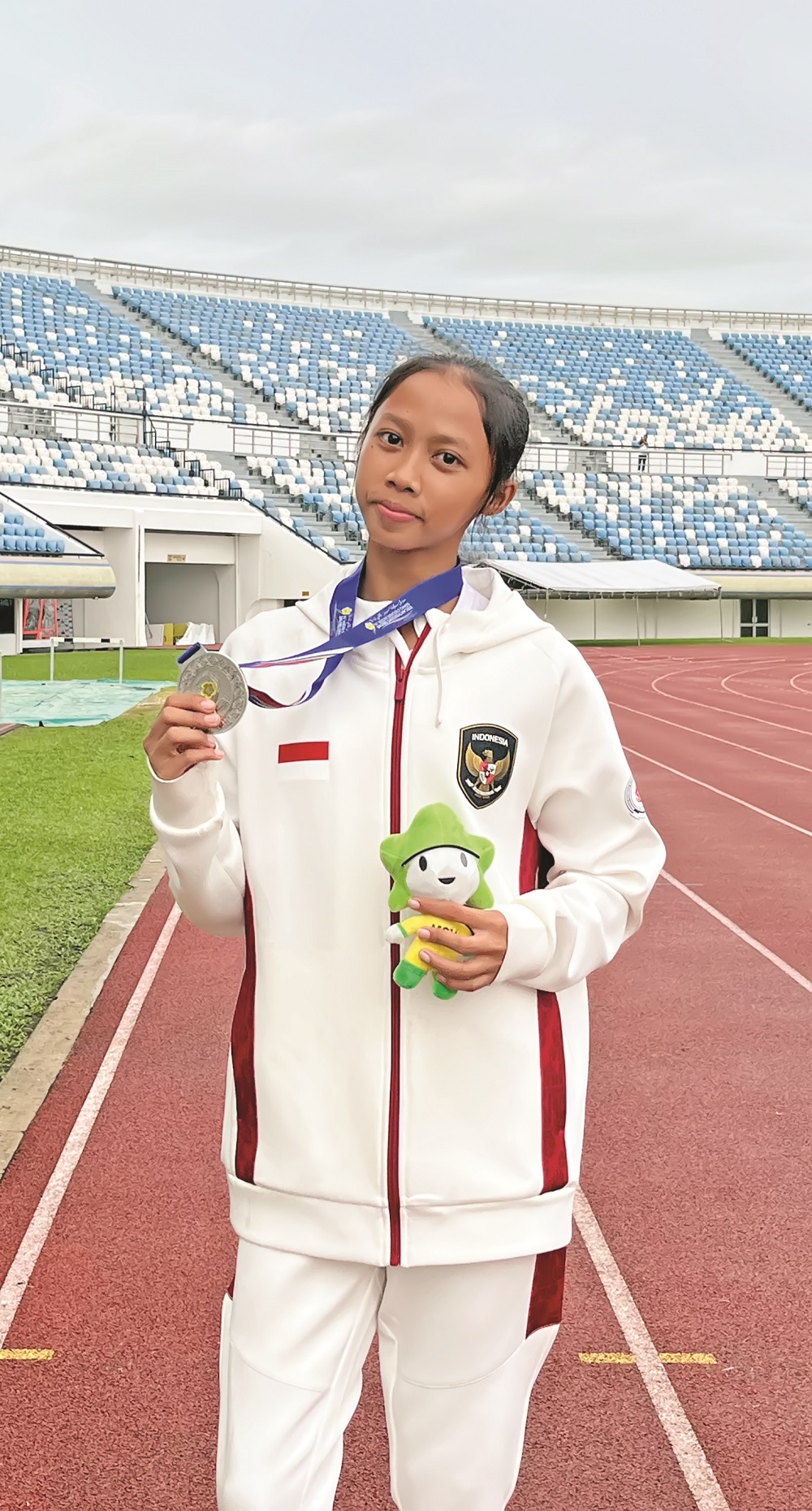 MONDIAL: Snandung Cinta berpose usai menerima medali di ASEAN School Games 2025.