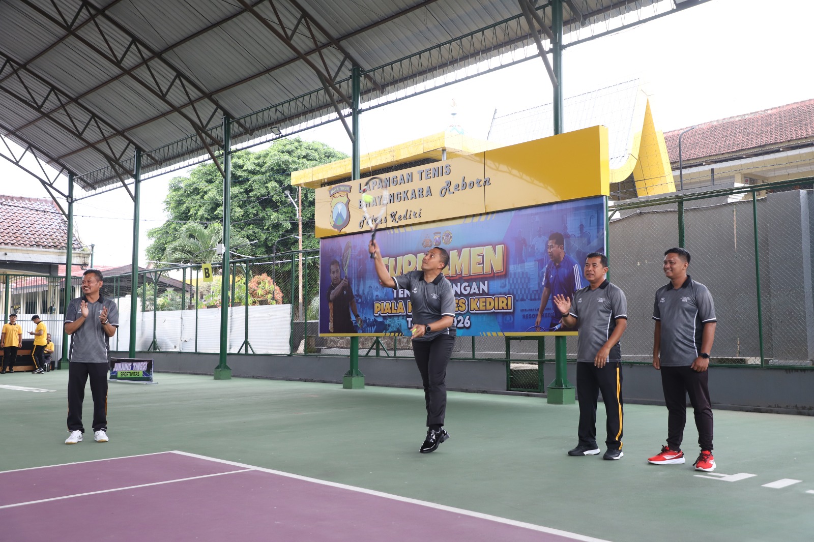 Polres Kediri menggelar Turnamen Tenis Lapangan Piala Kapolres Kediri. (Humas Polres Kediri)