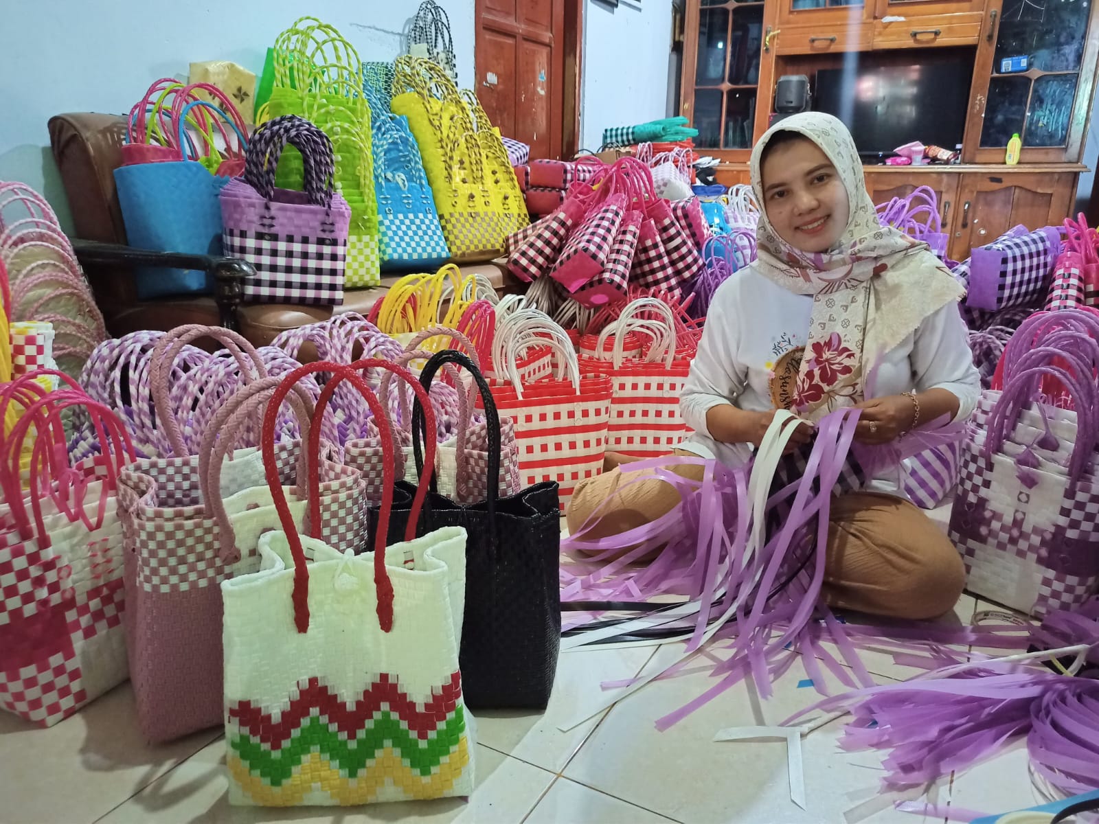 Ratna memproduksi tas anyamannya yang terjual hingga luar negeri (Diana Yunita)