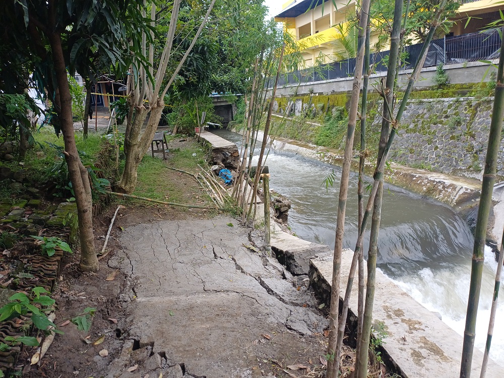 PERLU PERHATIAN: Kondisi tanah ambles di Kelurahan Kaliombo perlu mendapatkan penanganan pihak terkait.