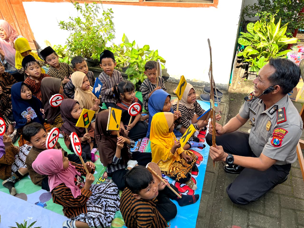 Kapolsek Kediri Kota AKP Bowo sosialisasi tertib berlalu lintas menggunakan wayang kardus.