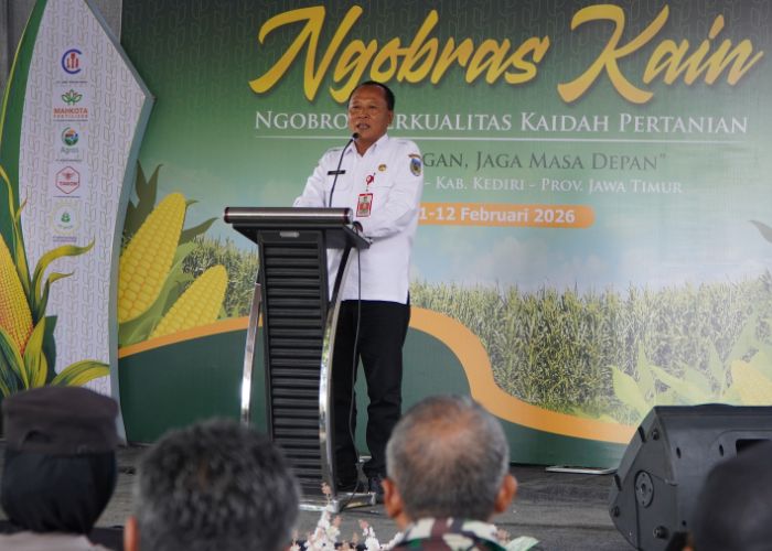 TINGKATKAN PRODUKSI: Kepala Dinas Pertanian dan Perkebunan (Dispertabun) Kabupaten Kediri memberi arahan di acara Ngobras Kain.