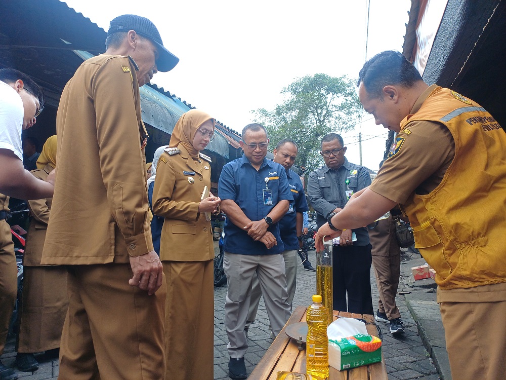 Kepala Bulog Kancab Kediri Harisun (tengah, kemeja biru) bersama Wali Kota Kediri Vinanda Prameswati saat sidak Minyakita di Pasar Pahing (10/2).