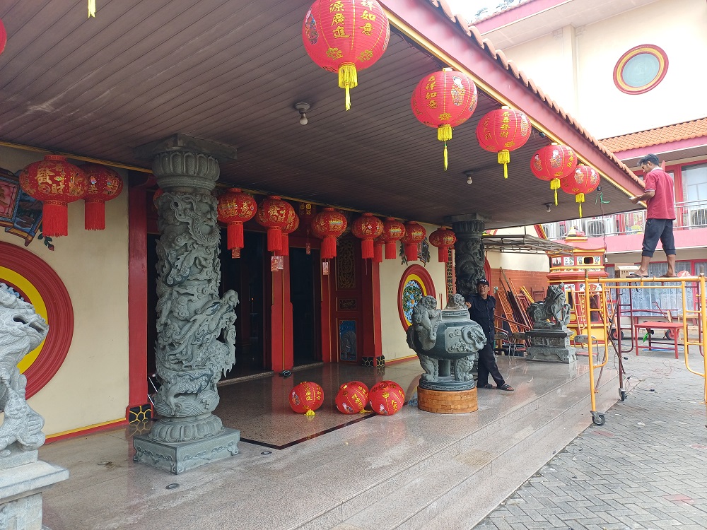 Panitia persiapan Imlek memasang lampion di teras Kelenteng Tjoe Hwie Kiong, Kota Kediri (13/2). Ada lebih dari 200 lampion yang dipasang untuk memeriahkan Tahun Baru Imlek.