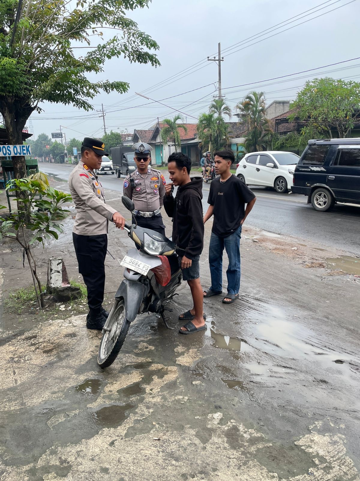Saat operasi keselamatan, Kapolsek Ngadiluwih temukan oengendara yang tidak tertib. (Polsek Ngadiluwih)