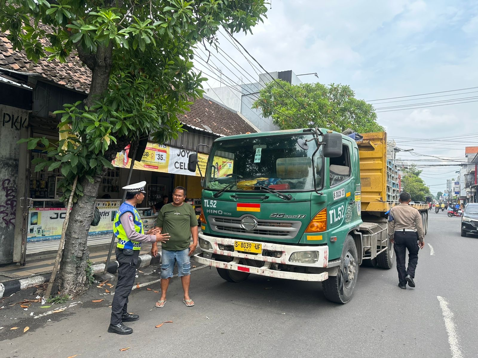 EDUKASI: Petugas Satlantas Polres Kediri Kota memberikan imbauan kepada salah pengendara truk.