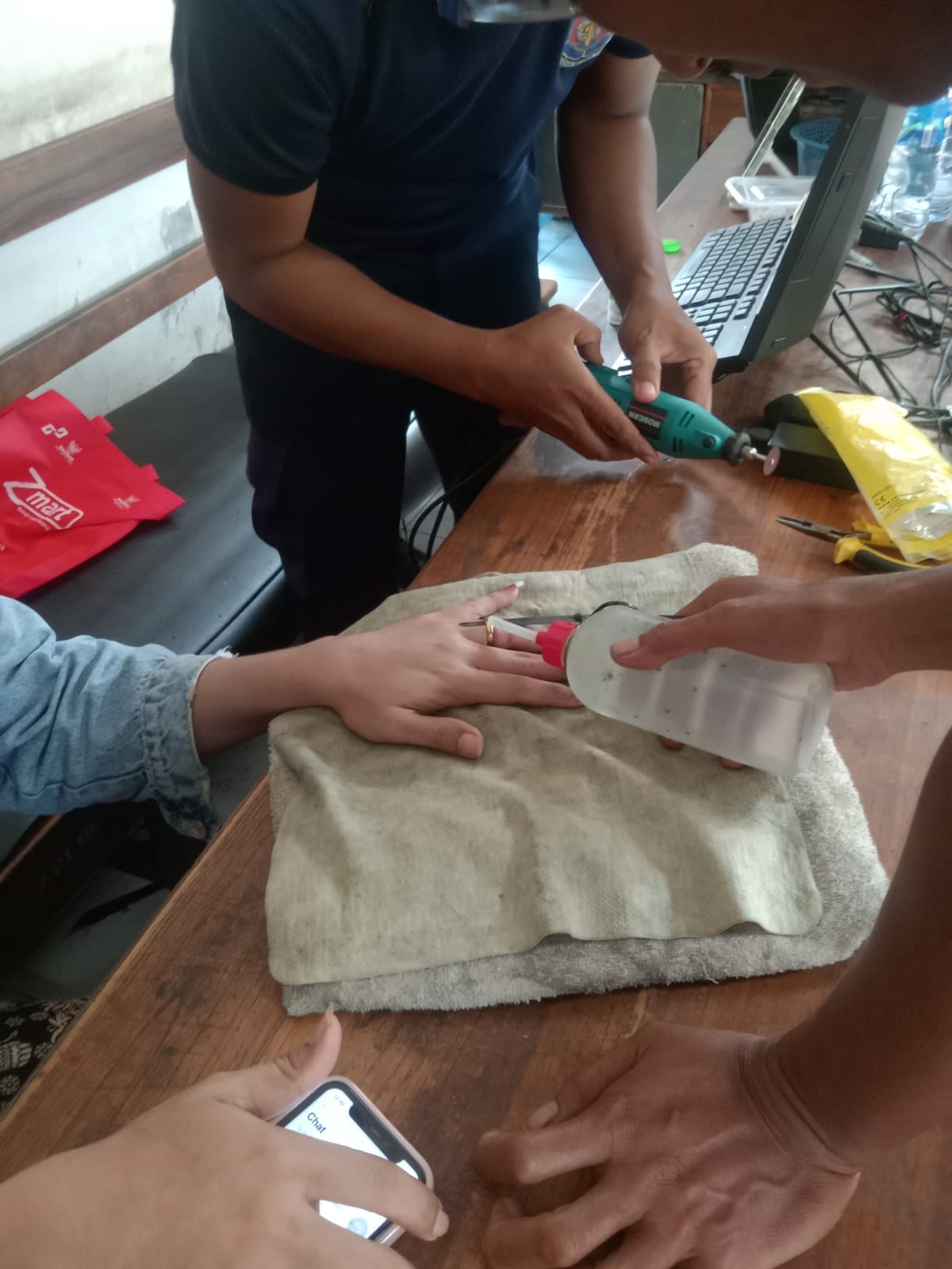 Petugas Damkar Kota Kediri evakuasi cincin warga Kecamatan Wates, Kabupaten Kediri.