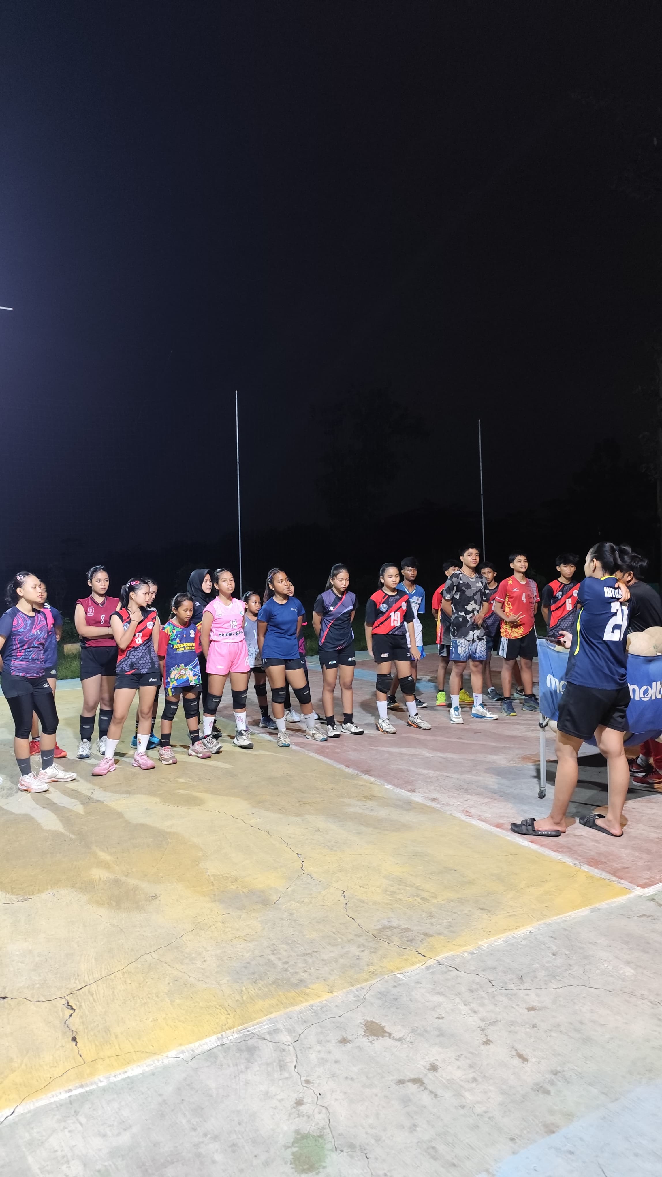 Kegiatan olahraga voli karang taruna di Desa Blimbing