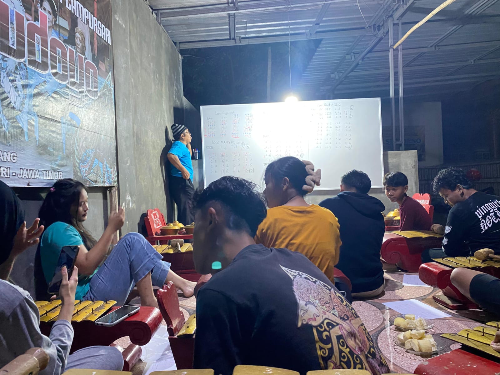 Pemuda di Desa Nglumbang berkumpul untuk kegiatan karawitan