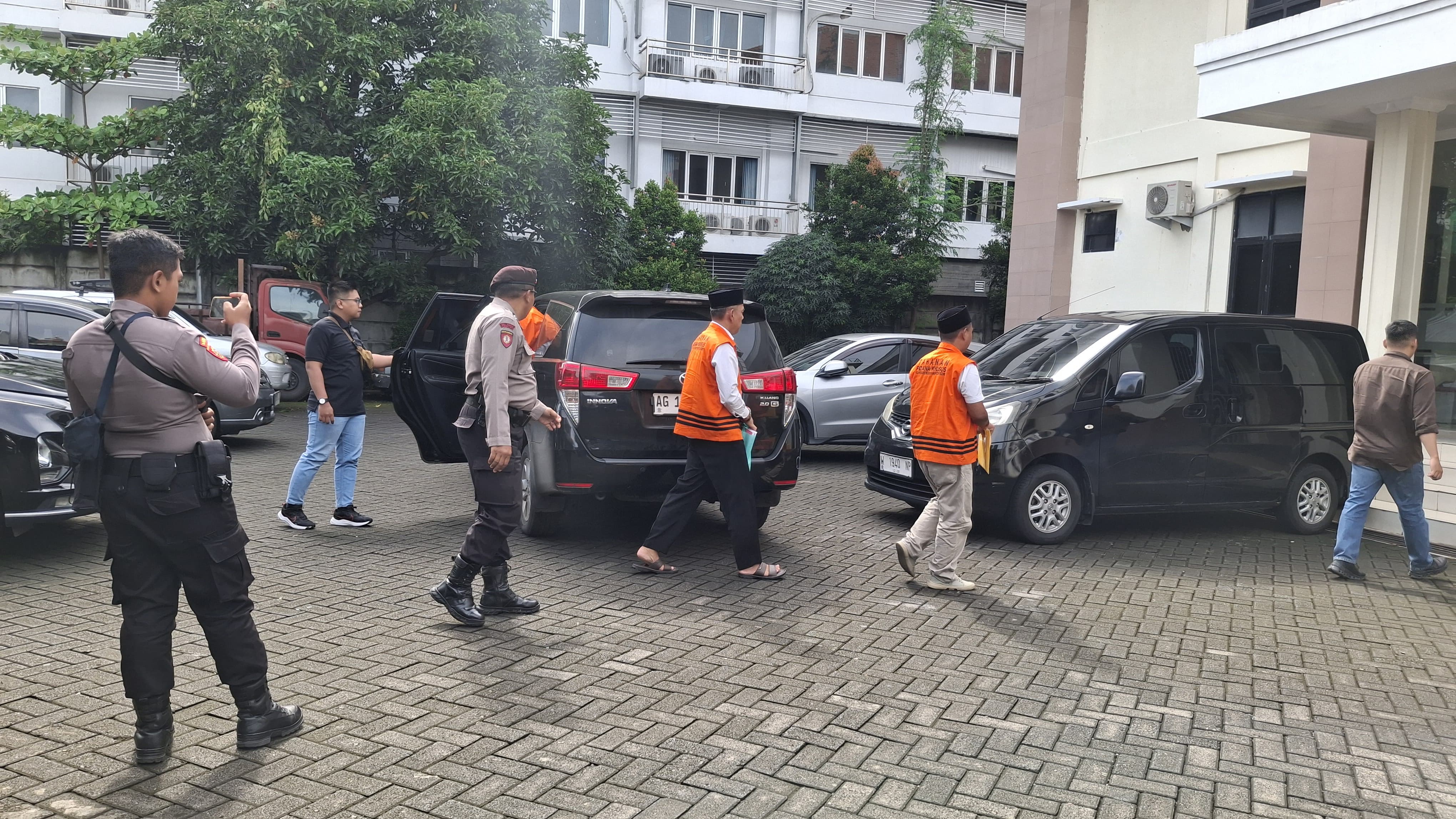 Jamiin Cs tiba di PN Tipikor Surabaya.