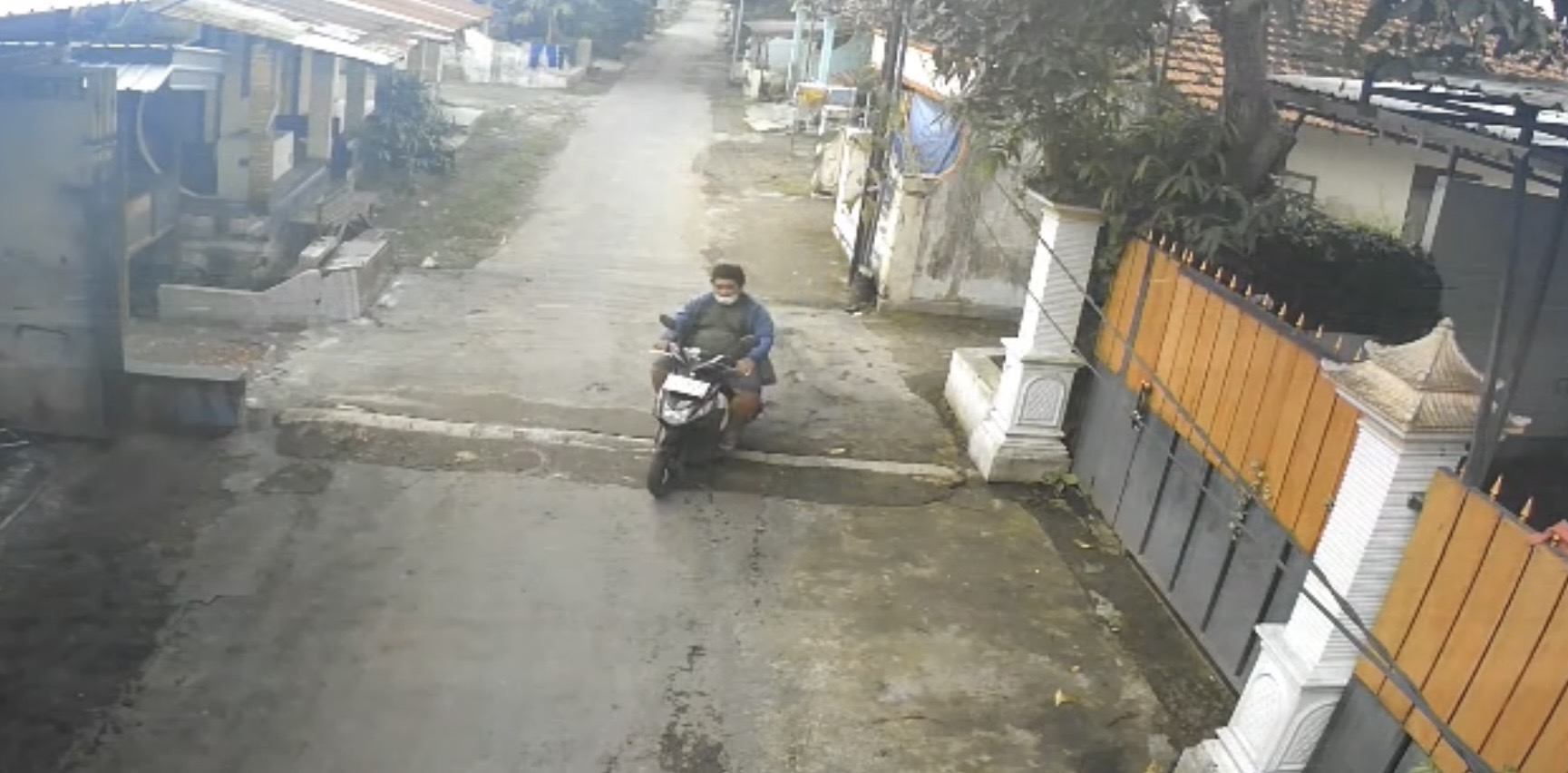 Terduga pelaku begal payudara anak SD di Kecamatan Pesantren terekam CCTV saat hendak beraksi.