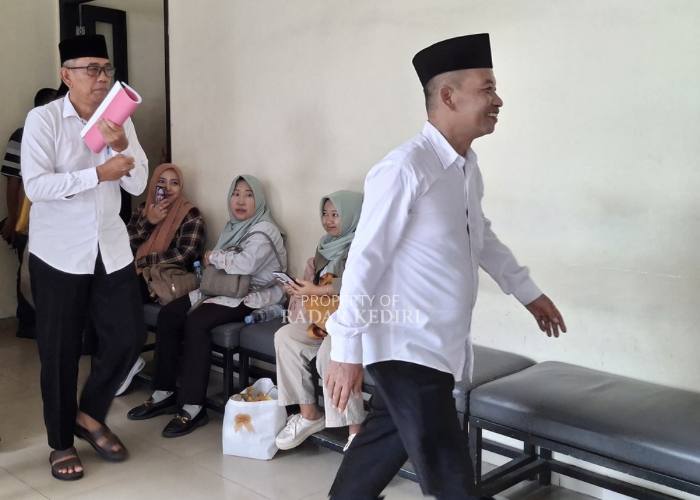 IKUTI SIDANG: Kades Pojok, Wates Darwanto (depan) dan Kades Kalirong, Tarokan Imam Jamiin usai mengikuti sidang di PN Tipikor Surabaya kemarin. (Foto: Asad MS)