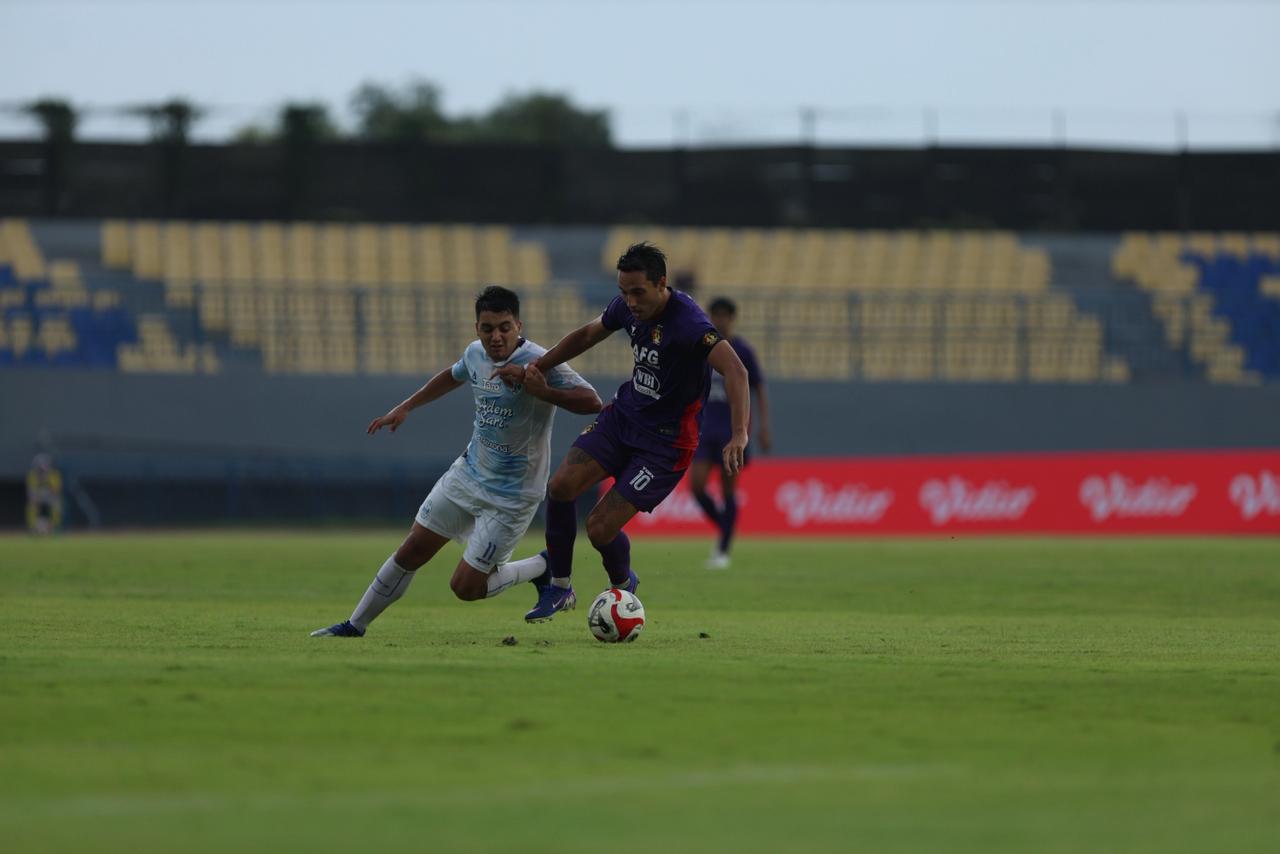 Ezra Walian mencetak gol kedua Persik Kediri.