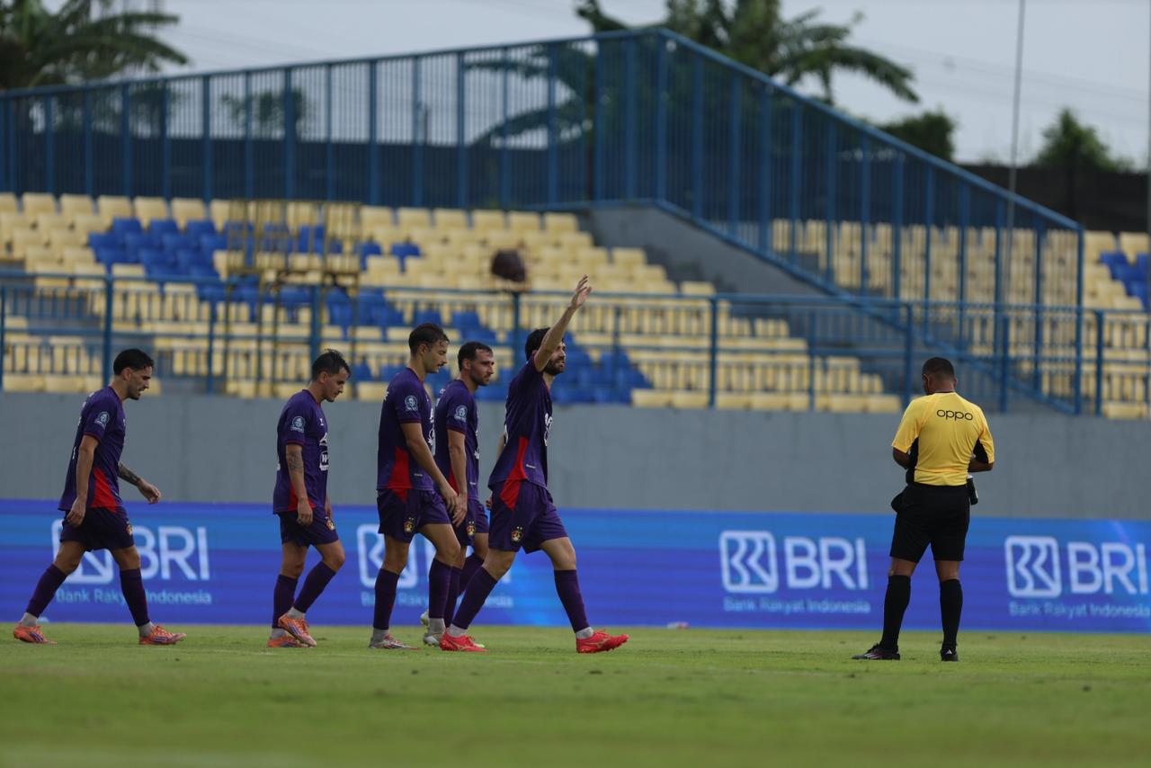 Jon Toral merayakan gol untuk Persik Kediri.