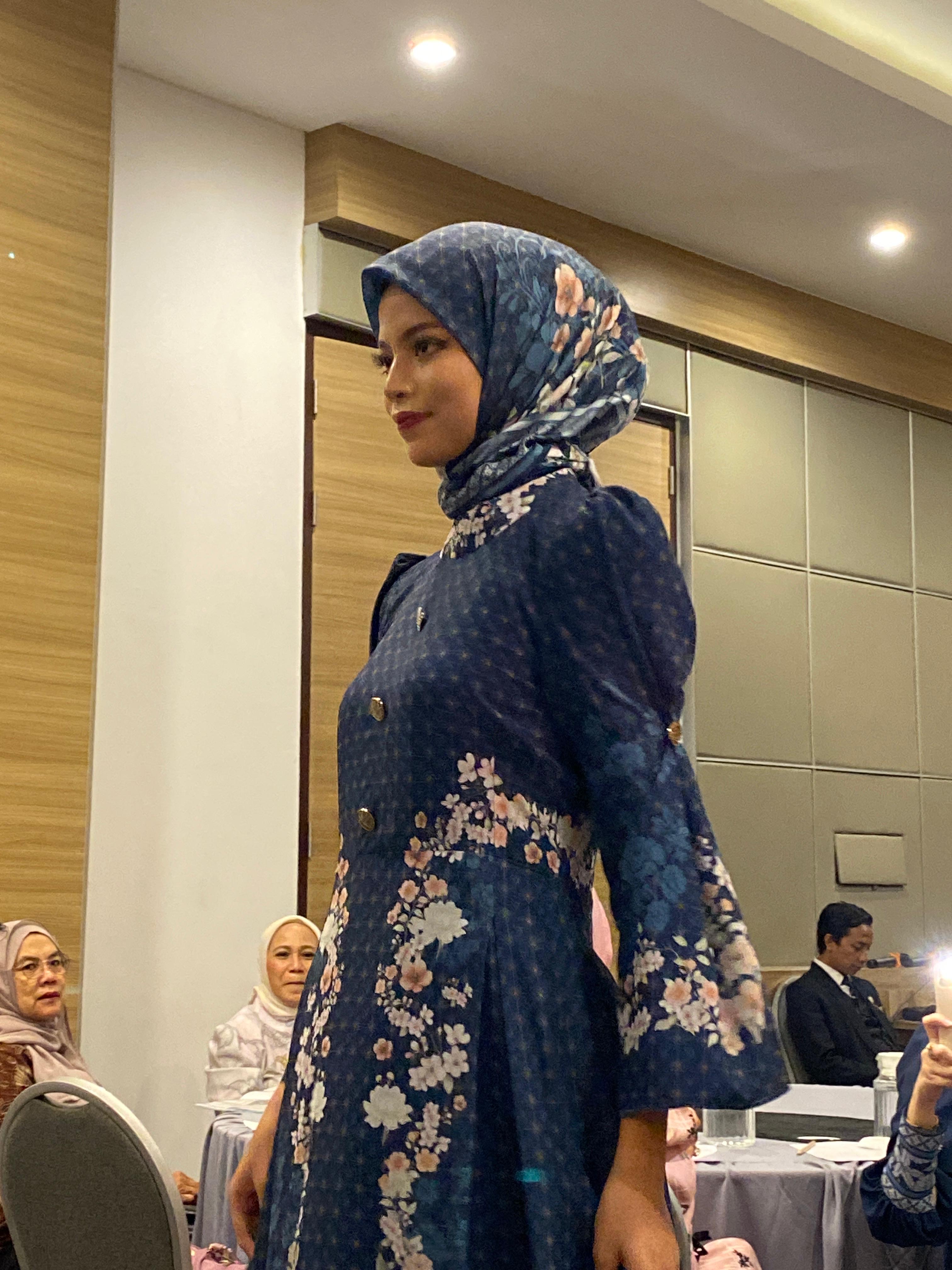 Seorang model sedang mengenakan baju motif printing. Diprediksi jadi tren Lebaran 2026.