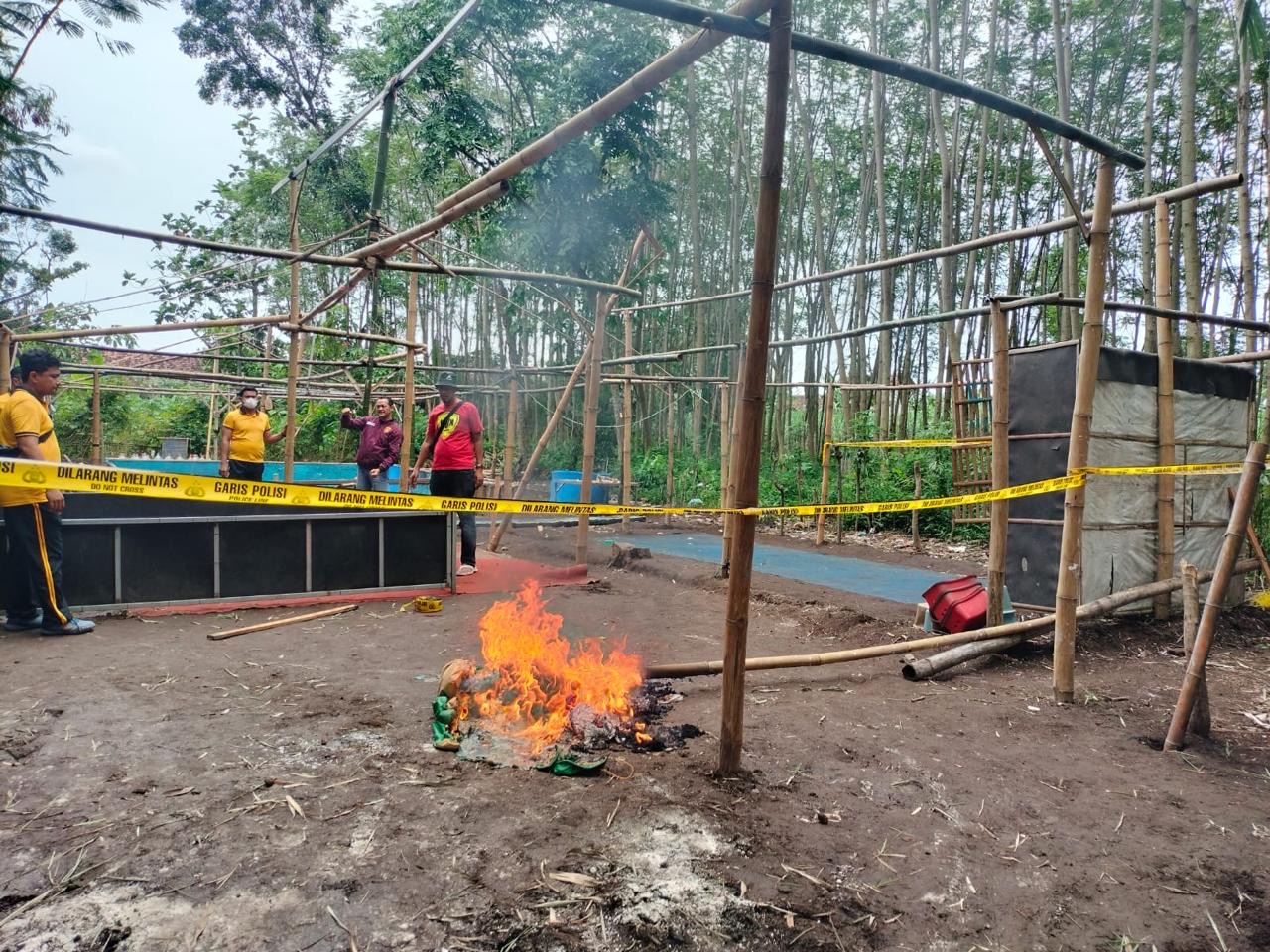 Polsek Ngadiluwih membakar arena sabung ayam yang digunakan untuk perjudian. (Foto: Polsek Ngadiluwih)