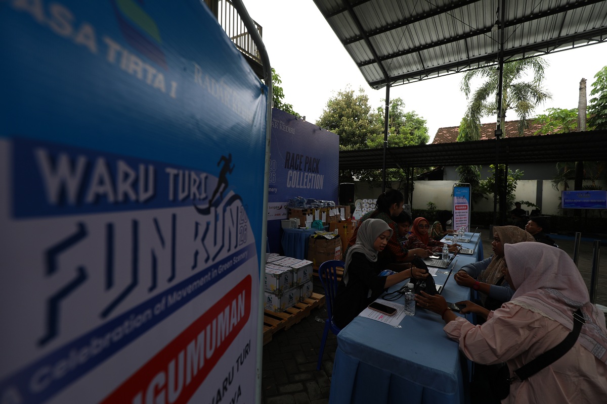 Peserta Waru Turi Fun Run melakukan pengambilan race pack collection di kantor Radar Kediri.