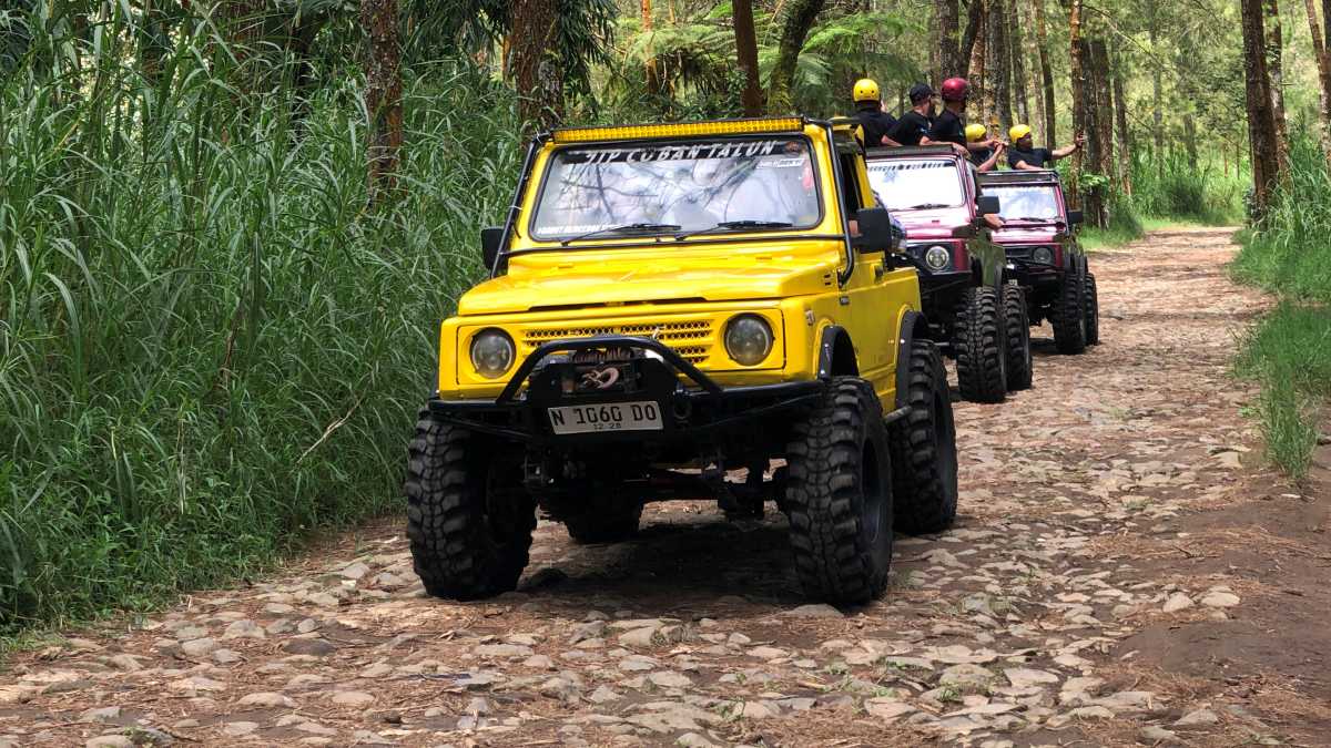 Peserta corporate gathering menikmati aktivitas Fun Offroad melewati jalur lumpur dan hutan pinus di Coban Talun Batu bersama tim Gemilang Katun Outbound.