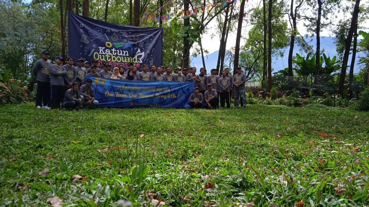 Peserta corporate gathering menikmati aktivitas outbound di Coban Talun Batu bersama tim Gemilang Katun Outbound.