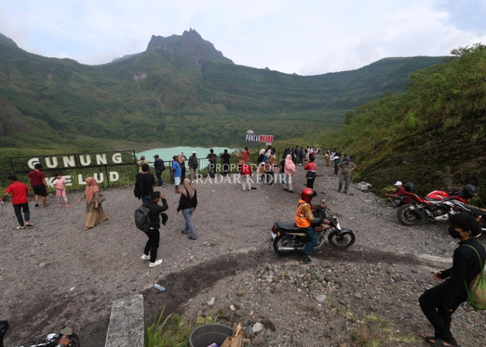 Kondisi Gunung Kelud yang ramai didatangi wisatawan. (Foto: Wahyu Adji)