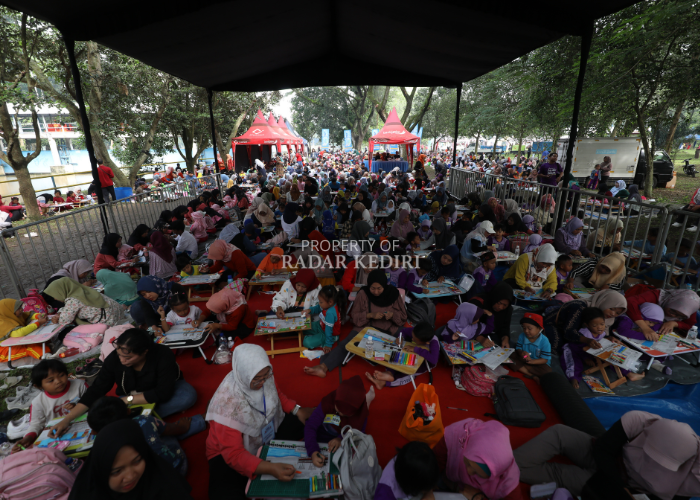 JUARA: Direktur Jawa Pos Radar Kediri Kurniawan Muhammad (kemeja krem) dan Kepala Pariwisata Perum Jasa Tirta Bayu Pramadya Kurniawan Sakti (pegang trofi) bersama para juara Festival Colour Kids