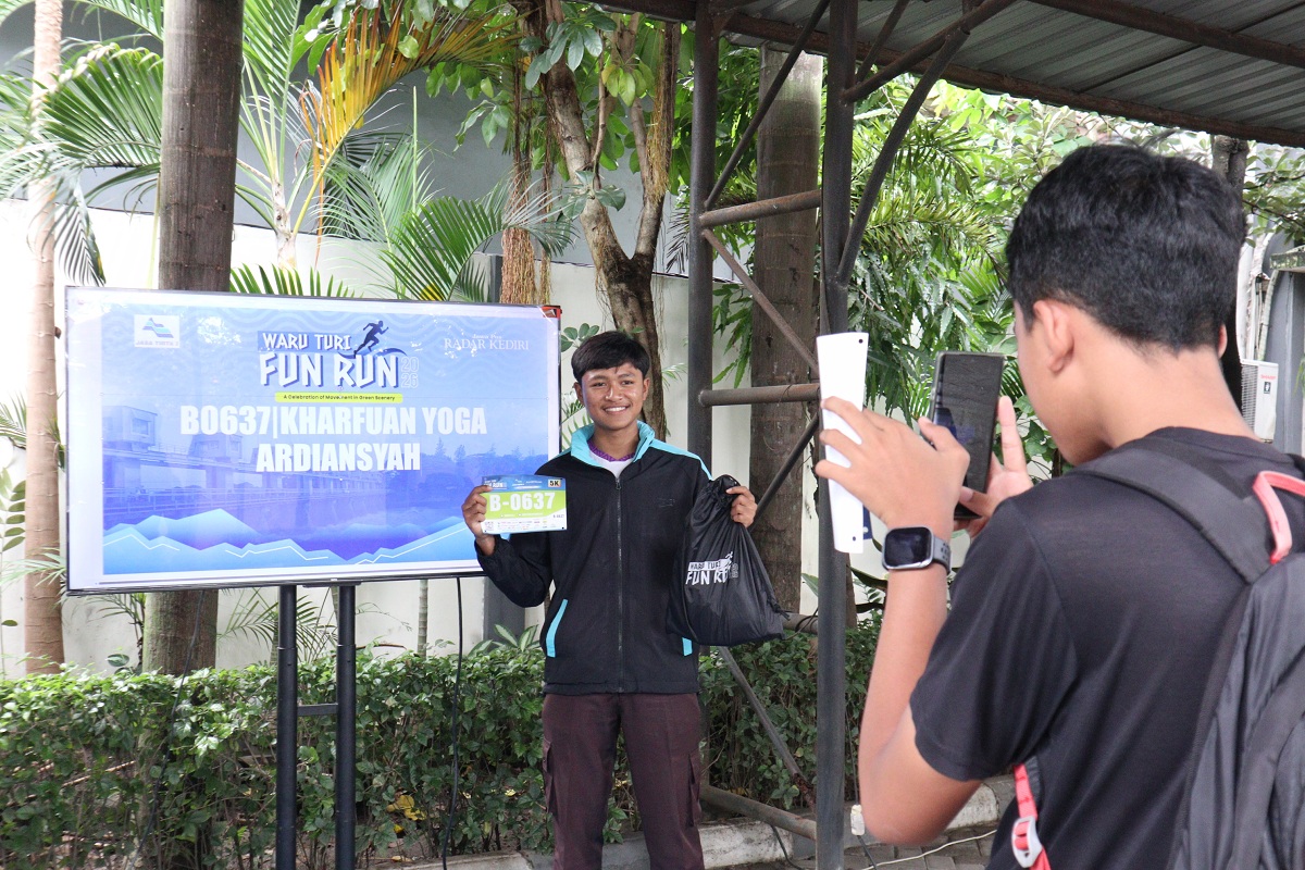 Peserta Waru Turi Fun Run melakukan pengambilan race pack collection di kantor Radar Kediri.