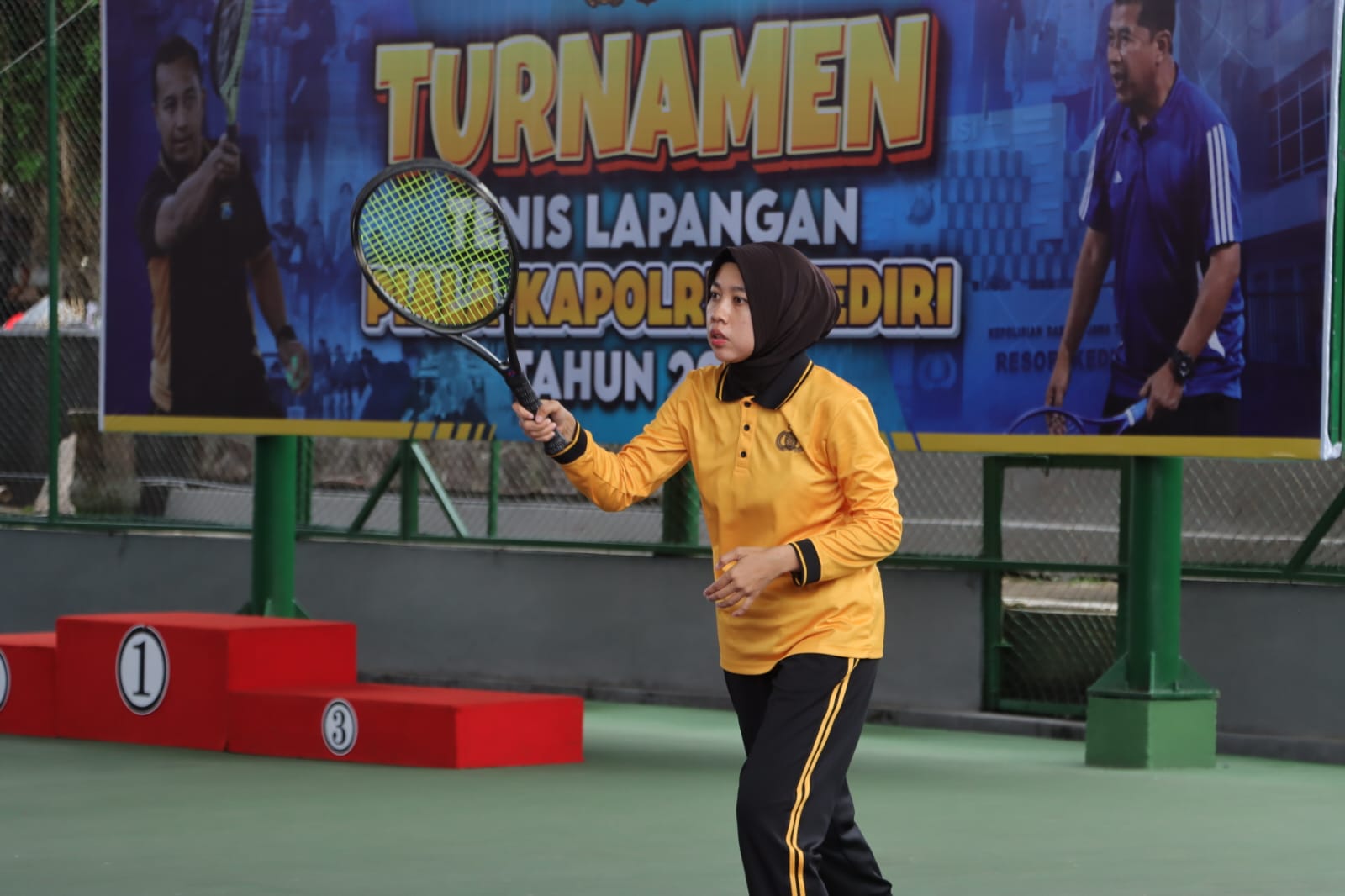 Salah satu peserta Turnamen Tenis Lapangan Piala Kapolres Kediri 2026 yang sedang melakukan tanding. (Foto: Humas Polres Kediri)