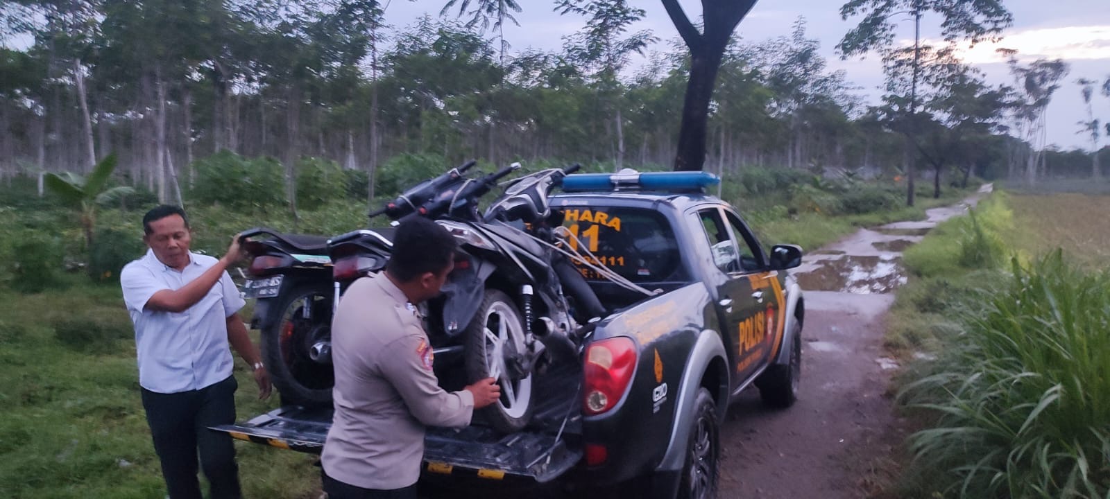 Kapolsek puncu dan anggota memasukkan motor pelaku yang digunakan untuk balap liar. (Foto: Polsek Puncu)