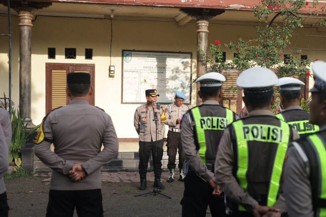 Wakapolres Kediri Kompol Hari memimpin apel pasukan.
