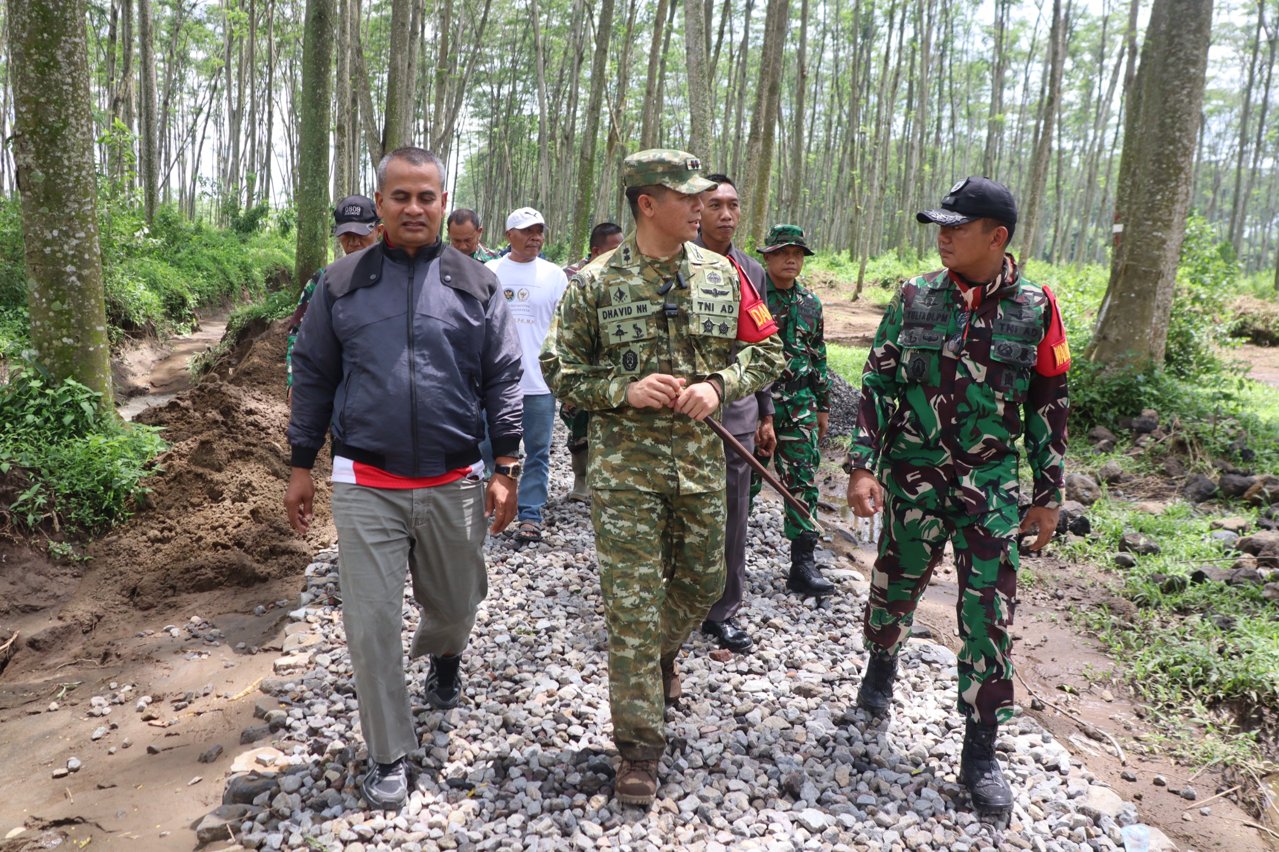 Dansatgas TMMD ke-127 Kodim Kediri, Letkol Inf Dhavid Nur Hadiansyah, meninjau langsung sejumlah sasaran pembangunan TMMD