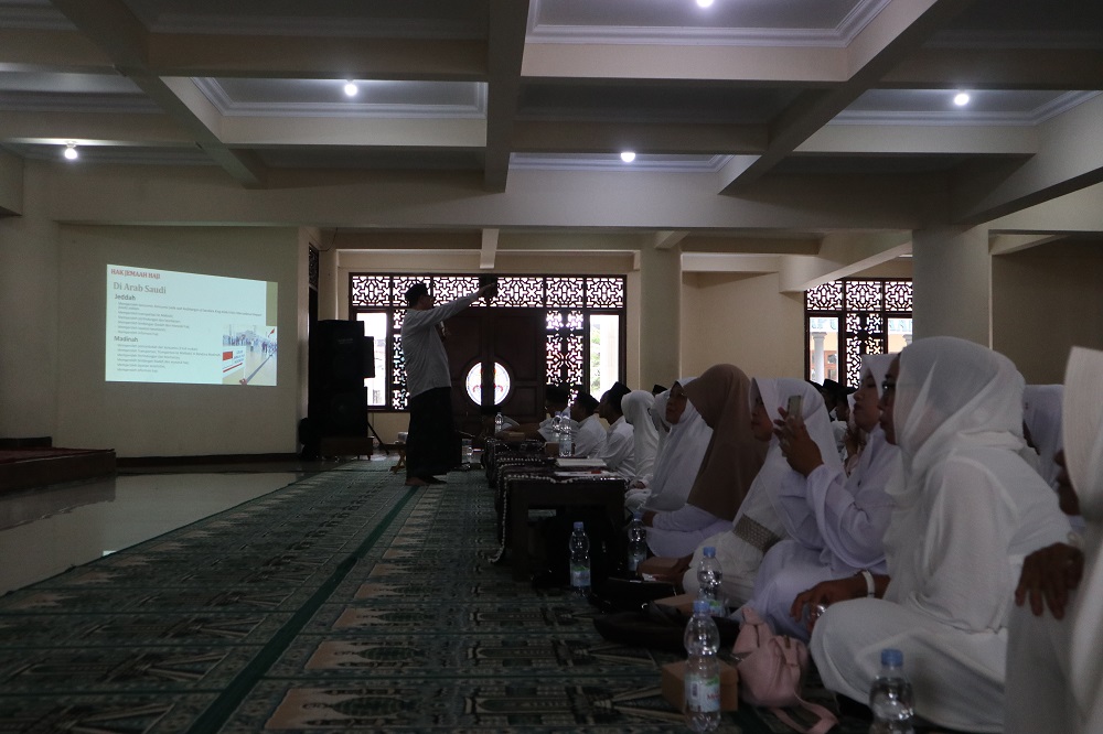 Calon Jemaah Haji Kecamatan Kota dan Kecamatan Pesantren mengikuti manasik haji di Masjid Agung Kota Kediri, Minggu (15/2)