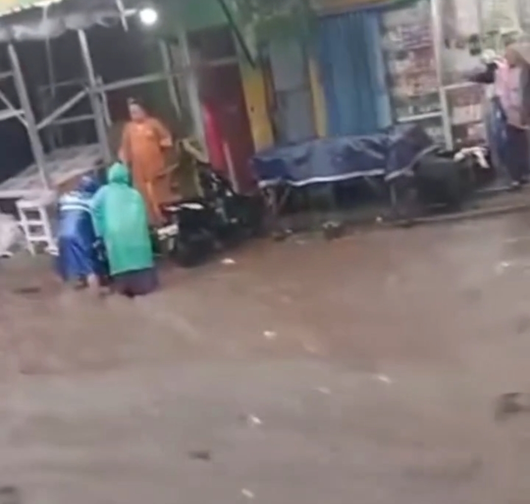 Banjir menggenangi kawasan Pasar.