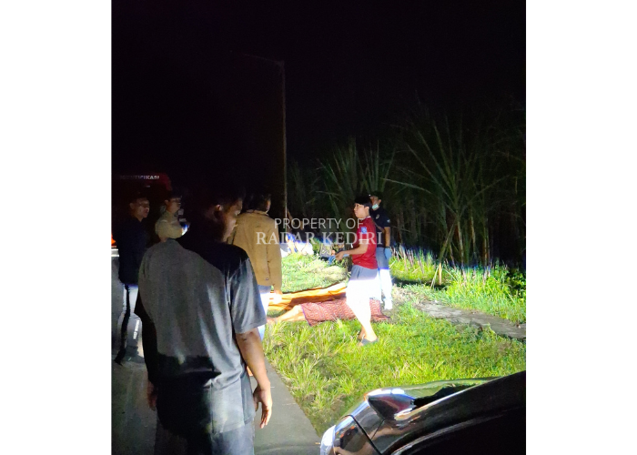 Warga Desa Tambakrejo, Gurah gempar atas adanya temuan jenazah (Foto: Asad MS)