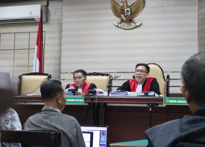 Majelis hakim PN Tipikor Surabaya saat memeriksa para saksi kasus rekayasa perangkat desa 2023. (Foto Asad MS)