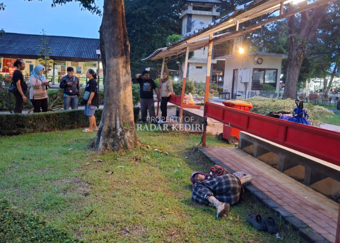 Orang linglung yang tidur di area Taman Kilisuci Pare