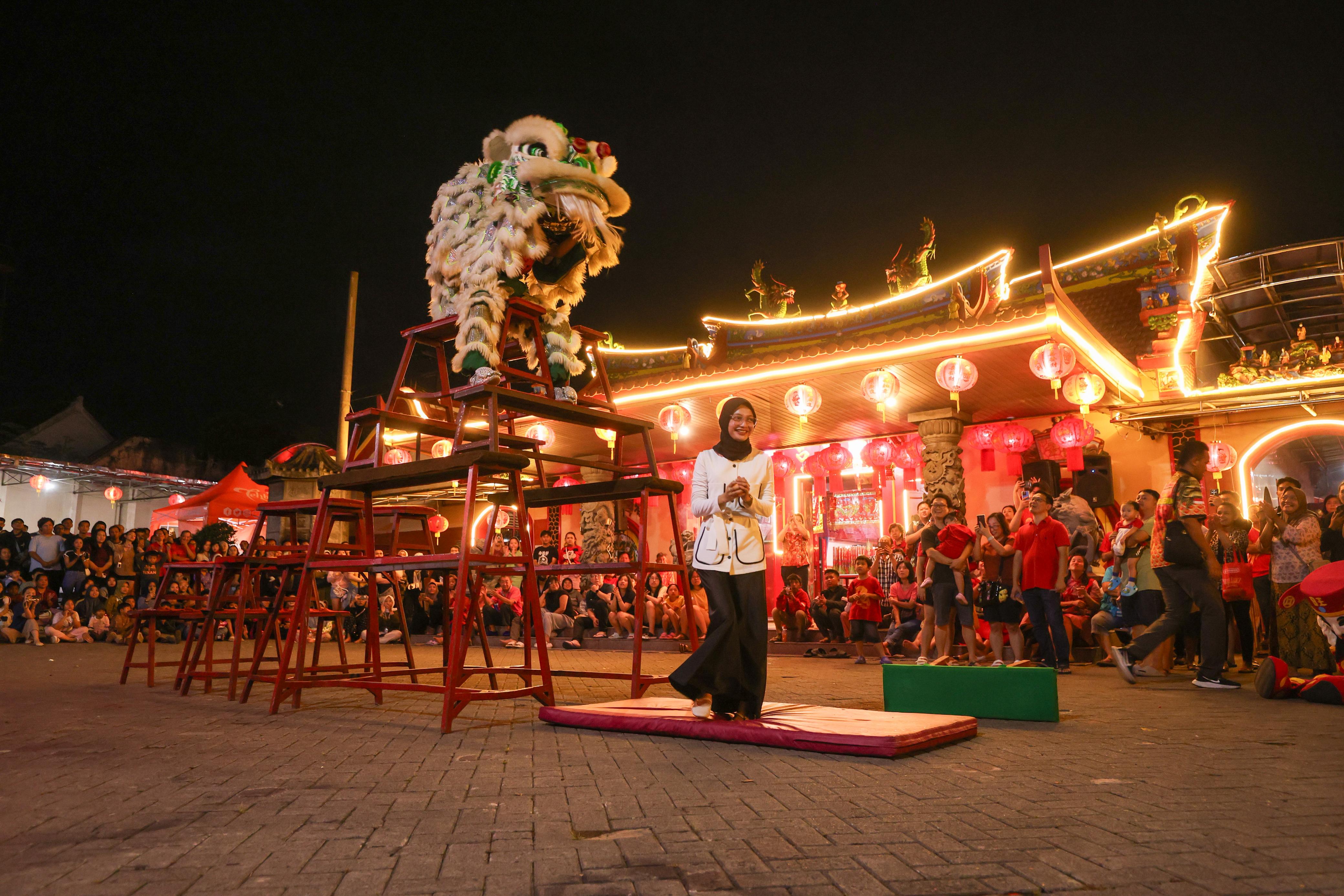 SHIO KUDA API: Walikota Kediri di Kelenteng Tjoe Hwie Kiong Kota Kediri saat pergantian tahun.